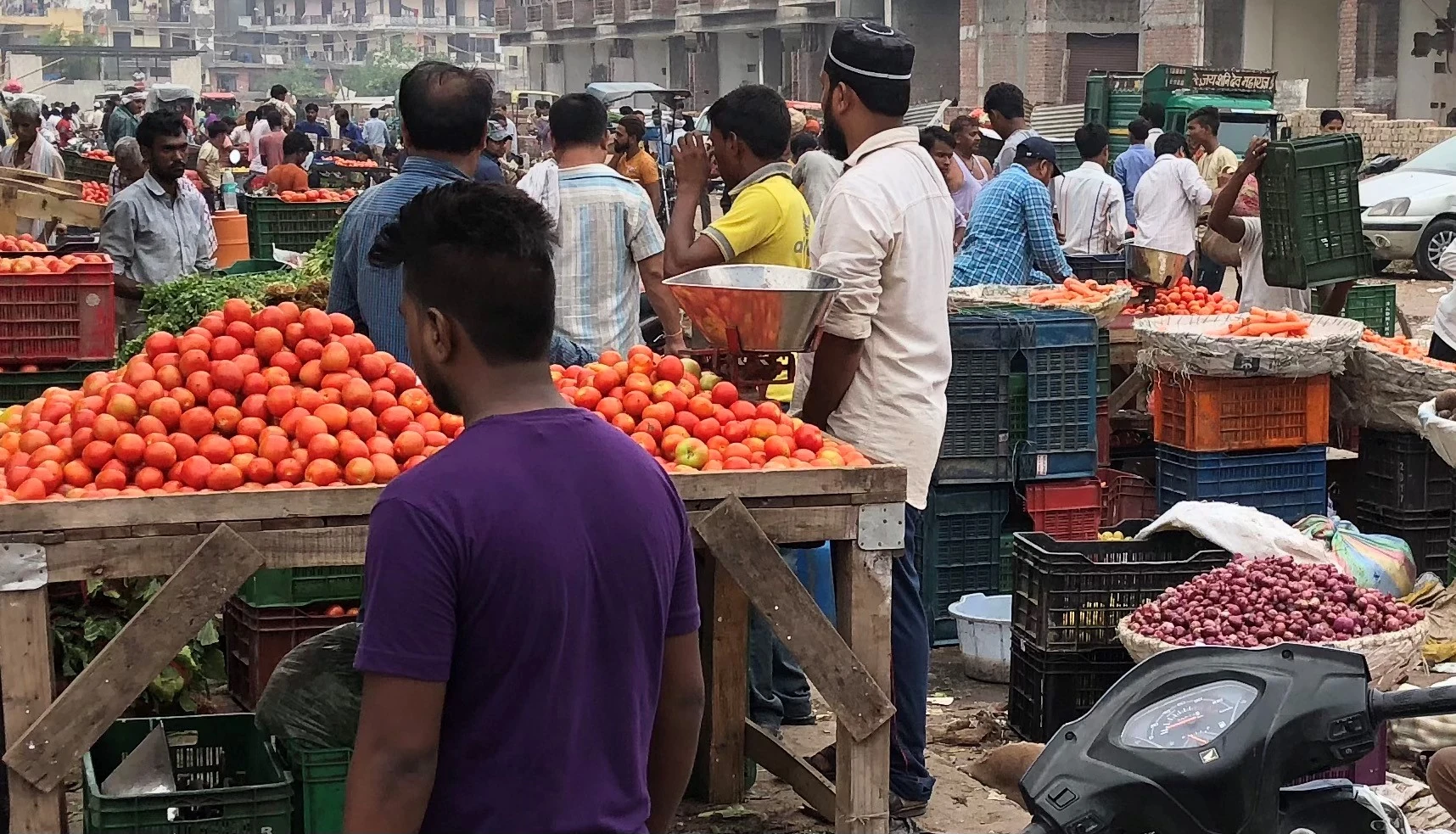 दिल्ली के स्थानीय बाजार में ताज़ी उपज