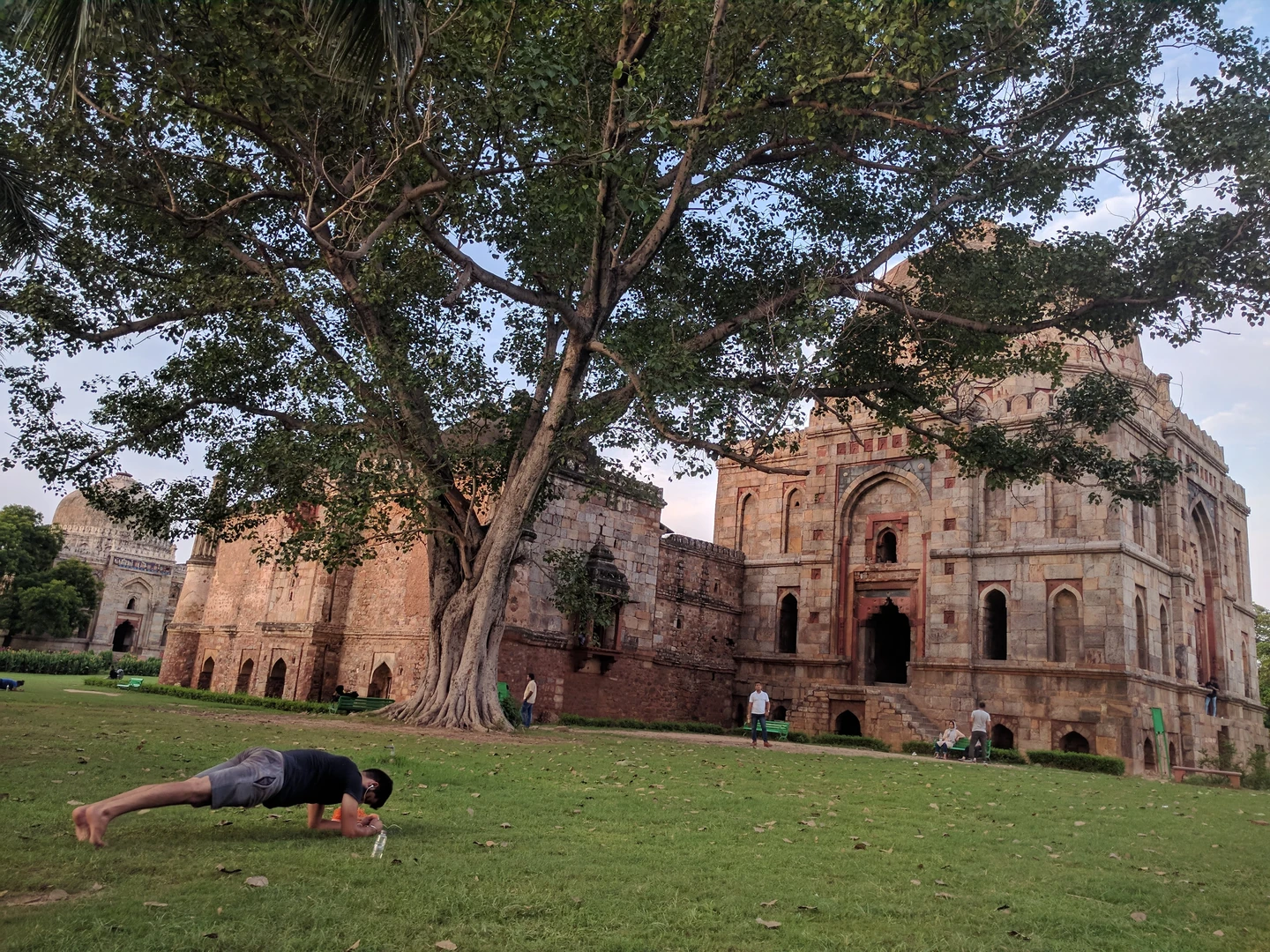 लोधी गार्डन में नियमित गतिविधि